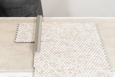 Kabuk soyma ve köpük tahtaya mozaik fayanslar yapıştırma sürecinde, yemek fotoğrafçılığı stüdyolarını estetik olarak geliştirmek için mükemmel..