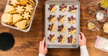 Yıldız şeklinde kurabiyeler hazırlıyorum, çikolataya yarı daldırılmış, bayram için naneli çikolata parçacıkları ile aksanlı..