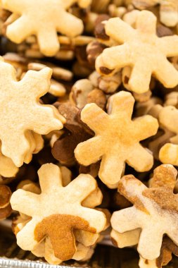 Süslenmemiş kar tanesi şekerli kurabiyelerin içinde kırsal bir cazibe Noel hediyesi olarak süslenmeye hazır..