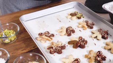 Yıldız şeklinde kurabiyeler hazırlıyorum, çikolataya yarı daldırılmış, bayram için naneli çikolata parçacıkları ile aksanlı..