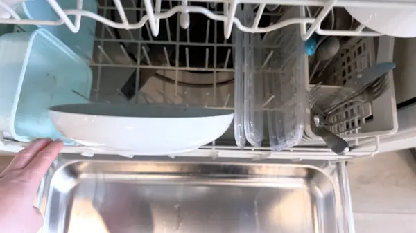 Tâche Charger Lave Vaisselle Avec Vaisselle Sale Est Capturée Ici — Photo