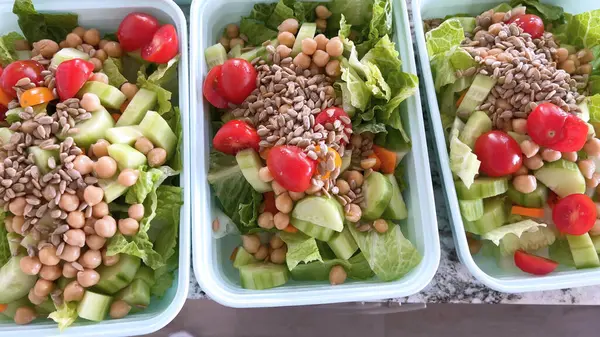 Containers Gevuld Met Levendige Voedzame Salades Staan Opgesteld Een Aanrecht — Stockfoto