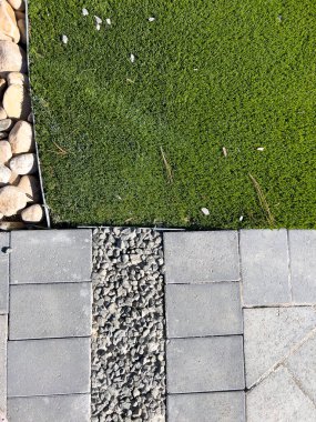 Modern peyzaj tasarımı doğal çakıl taşları ve yapılandırılmış patikalara zıt canlı yapay çim içerir, düşük bakımlı ama estetik olarak tatmin edici bir dış mekan sunar..