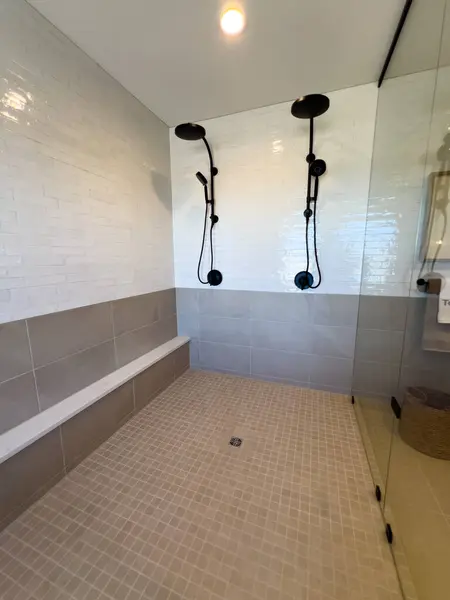 Elegantly Designed Walk Shower Equipped Dual Matte Black Shower Heads — Stock Photo, Image