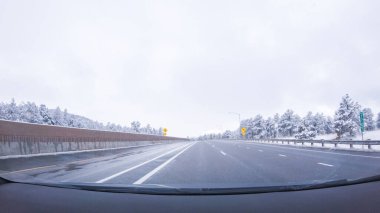 Karlı bir günde Denver 'dan Colorado Springs' e doğru devam eden yol, karla kaplı I-25 karayolu ile huzurlu bir sürüş davet ediyor..