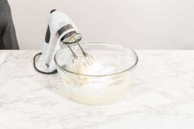 Dondurulmuş krem peyniri hazırlıyorum. Lezzetli balkabaklı kek..