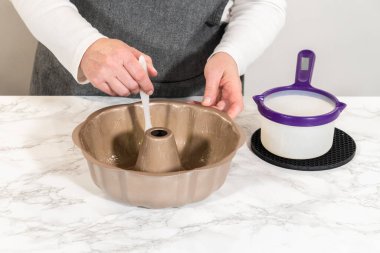 Sebze boyasıyla kek tepsisini yağlamak, nefis bir ev yapımı balkabağı pastası pişirmeye hazırlanmak..