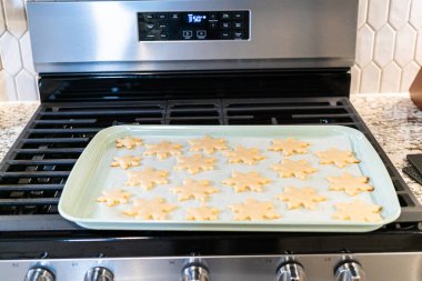 Lezzetli kar tanesi şeklindeki kurabiyeleri pişirdikten sonra soğutarak onları Noel hediyelerine hazırlamak..