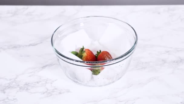 Las Fresas Recién Lavadas Secas Almacenan Cuidadosamente Recipiente Vidrio Forrado — Vídeos de Stock