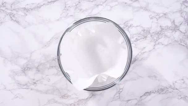 经过新的清洗和烘干 整齐地储存在一个玻璃碗里 内衬着纸巾 用塑料包裹着 以保持新鲜 — 图库视频影像