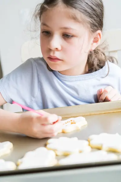 Uma Cena Comovente Uma Menina Escrevendo Cuidadosamente Desculpe Biscoitos Açúcar — Fotografia de Stock