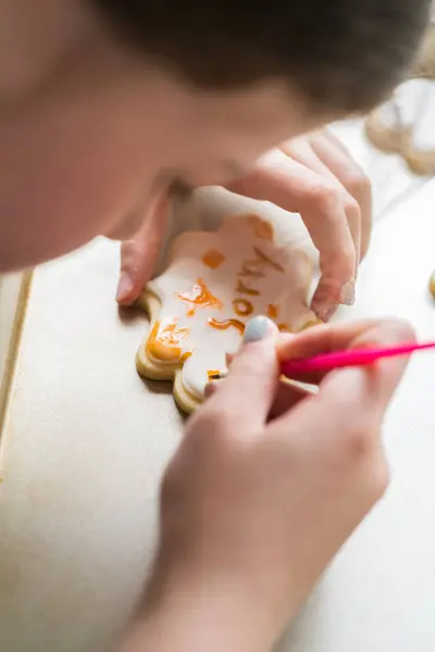 Serdeczna Scena Małej Dziewczynki Starannie Piszącej Przepraszam Ciasteczka Cukrem Barwiącym — Zdjęcie stockowe