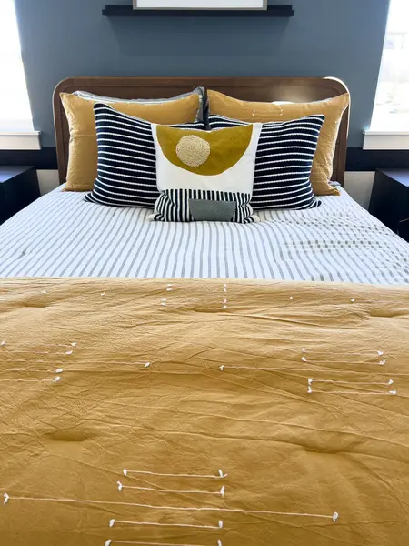 Neşeli Yatak Odası Göz Alıcı Hardal Sarısı Atımlar Yastıklarla Donanma — Stok fotoğraf