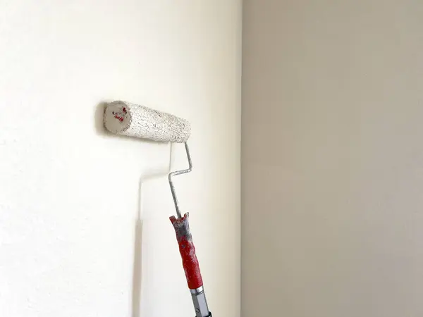 Szczegółowy Proces Malowania Ściany Naciskiem Wałek Malarski Nakładający Świeżą Białą — Zdjęcie stockowe