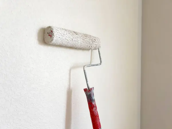 Detailed Process Painting Wall Focus Paint Roller Applying Fresh White — Stock Photo, Image