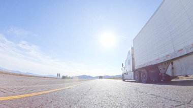 HWY 15, California, ABD-3 Aralık 2022 Nevada 'dan Kaliforniya' ya bir yolculuğa çıkan, gün içinde 15. otoyolda araba kullanan eyaletler arasında manzaralı manzaralar ve heyecan verici bir yolculuk sunuyor..