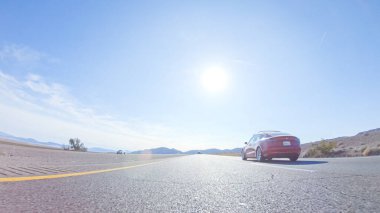 HWY 15, California, ABD-3 Aralık 2022 Nevada 'dan Kaliforniya' ya bir yolculuğa çıkan, gün içinde 15. otoyolda araba kullanan eyaletler arasında manzaralı manzaralar ve heyecan verici bir yolculuk sunuyor..