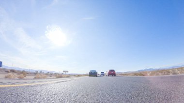 HWY 15, California, ABD-3 Aralık 2022 Nevada 'dan Kaliforniya' ya bir yolculuğa çıkan, gün içinde 15. otoyolda araba kullanan eyaletler arasında manzaralı manzaralar ve heyecan verici bir yolculuk sunuyor..