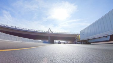 Las Vegas, Nevada, ABD-3 Aralık 2022 'de Kaliforniya' ya doğru yola çıkmış, 15. Otoyol 'da Las Vegas' a doğru yol alırken ünlü şehirde canlı ve hayat dolu bir yolculuk sunuyor..