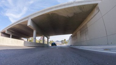 Primm, Nevada, ABD-3 Aralık 2022 - Gündüz, Primm caddelerinde, canlı kumarhanelerin yakınında, bu hareketli eğlence merkezinin heyecan verici atmosferine bir göz atıyor.