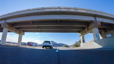 HWY 15, California, ABD-3 Aralık 2022 Nevada 'dan Kaliforniya' ya bir yolculuğa çıkan, gün içinde 15. otoyolda araba kullanan eyaletler arasında manzaralı manzaralar ve heyecan verici bir yolculuk sunuyor..