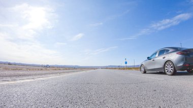 HWY 15, California, ABD-3 Aralık 2022 Nevada 'dan Kaliforniya' ya bir yolculuğa çıkan, gün içinde 15. otoyolda araba kullanan eyaletler arasında manzaralı manzaralar ve heyecan verici bir yolculuk sunuyor..