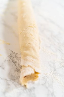 Tarçın ile doldurulmuş ekmek hamuru rulo içine ceviz koyup mayasız tarçınlı kek pişirmek..