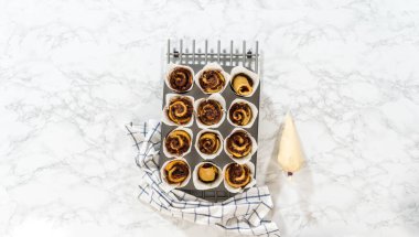 Düz yatıyordu. Kaval çantasındaki krem peynirli kremayla mayasız tarçınsız çörekleri süslüyor..