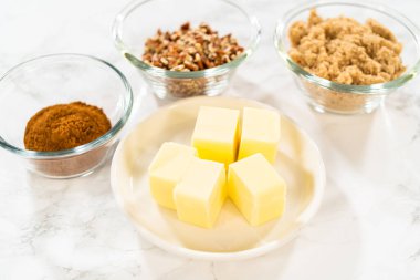 Bardaktaki ölçülü malzemeler mayasız tarçınlı kek pişirmek için karıştırılmış kaseler..