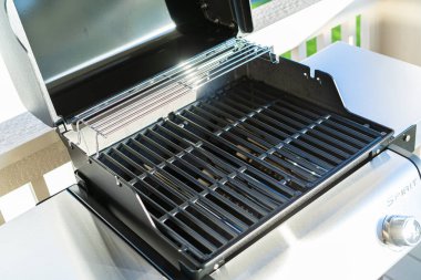 Denver, Colorado, ABD-Haziran 3, 2023-Webers iki ocaklı ızgara, kapağı davetkar bir şekilde açık, bir banliyö evinin balkonunda düşünceli bir şekilde hazırlanmış,