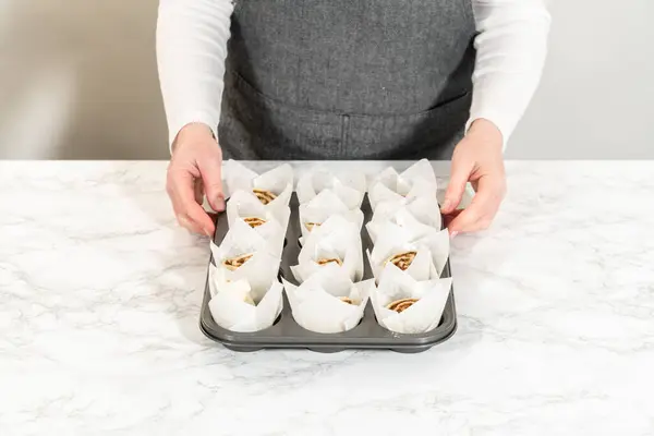 Filling Cupcake Liners Small Cinnamon Rolls Bake Yeast Cinnamon Roll — Stock Photo, Image