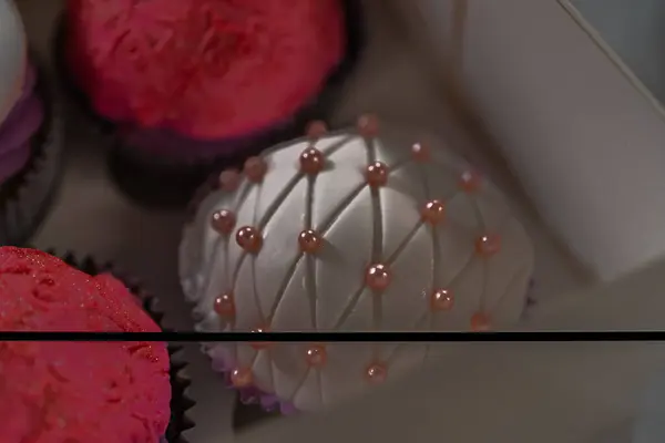 Los Cupcakes Cumpleaños Bellamente Adornados Con Decoraciones Fondantes Colocan Cuidadosamente —  Fotos de Stock