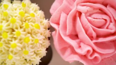 El değmemiş beyaz bir kek kutusunun içinde, her gurme kek bir sanat eseridir, tereyağı kremalı çiçeklerle süslenmiştir, canlı güllere ve lalelere benzemesi için güzelce tasarlanmıştır..