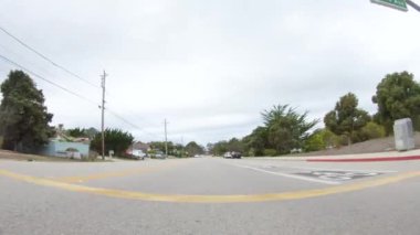 Santa Maria, California, ABD-6 Aralık 2022-Araç bulutlu bir kış gününde Morro Bay, Kaliforniya sokaklarında dolaşır. Hava karamsar ve sakin bulutlu bir gökyüzü gibi