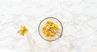 Düz yatıyordu. Cinco de Mayo kutlaması için hamur kepçesiyle kaktüs keki yapmak..