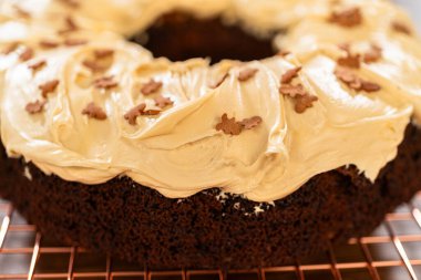 Zencefilli kek bol bol tuzlu karamel şekerli ve üzerine zencefilli çörek serpiştirilmiş..