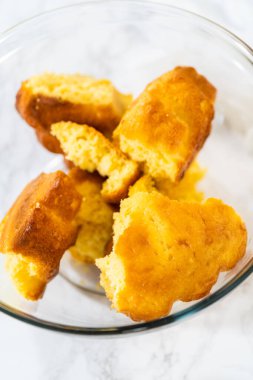 Cinco de Mayo kutlaması için kaktüs keki yapmak için cam karışımında ölçülmüş malzemeler..