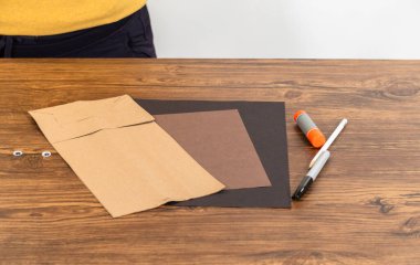 Kendini işine adamış bir öğretmen kâğıt kuklaları hayata geçirir, sınıfta yaratıcılığı elden geçirerek teşvik eder..