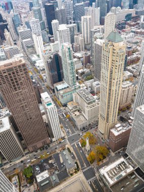 Chicago, Illinois, ABD-Kasım 7, 2023 - Chicago şehir merkezinin nefes kesici kış manzarası 360 Gözlem Güvertesinden görüldüğü gibi.