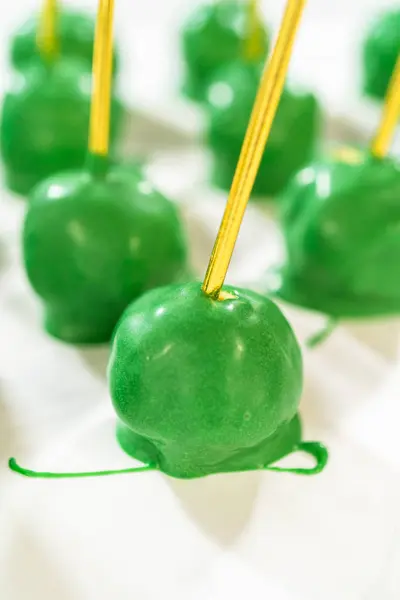 Sumergiendo Bolas Masa Chocolate Derretido Verde Para Hacer Estallidos Pastel — Foto de Stock