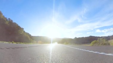 Los Angeles, California, ABD-4 Aralık 2022-POV-Basking güneşli bir kış gününün güzelliği altında, Las Cruces, Kaliforniya yakınlarındaki HWY 1 'de sürüş harika manzaralar sunuyor.