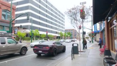 Pasadena, California, ABD-4 Aralık 2022 - Kasvetli bir kış gününde Pasadenas şehir merkezinde tarihi, ağaçlarla kaplı sokaklar sakin ve kasvetli bir atmosferle kaplanır.