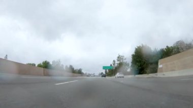 Los Angeles, California, ABD-4 Aralık 2022-POV yağmurlu bir kış günü, Los Angeles, Kaliforniya yakınlarındaki HWY 134 'te sürerken, yağmur damlalarıyla kaplı lensler aracılığıyla atmosferi yakalar ve benzersiz bir ekleme yapar.