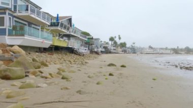 Los Angeles, California, ABD-4 Aralık 2022-POV-Yürürken Miramar Sahili, California kıyılarında bulutlu kış gökyüzü sakin ve yansıtıcı bir atmosfer yaratır..