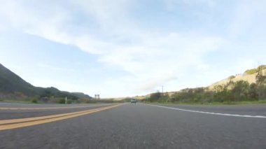 Los Angeles, California, ABD-4 Aralık 2022-POV-Basking güneşli bir kış gününün güzelliği altında, Las Cruces, Kaliforniya yakınlarındaki HWY 1 'de sürüş harika manzaralar sunuyor.