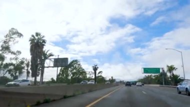 Los Angeles, California, ABD-4 Aralık 2022 HWY 101 'de Santa Barbara, California yakınlarında yol bulutlarla kaplanarak, hala kasvetli bir atmosfer yaratıyor.