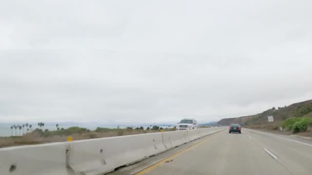 2022年12月4日 美国加利福尼亚州洛杉矶 在一个阴郁多云的冬季 沿着加州林肯海滩附近101号公路开车 — 图库视频影像