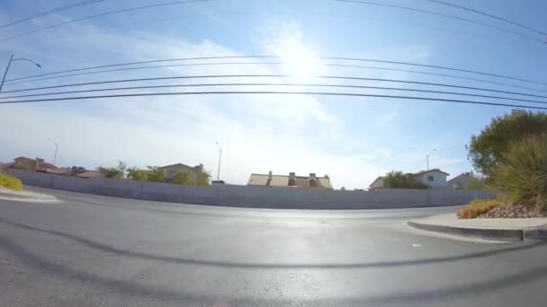 Οδηγώντας Μέσα Από Μια Πολυσύχναστη Κατοικημένη Γειτονιά Του Λας Βέγκας — Αρχείο Βίντεο