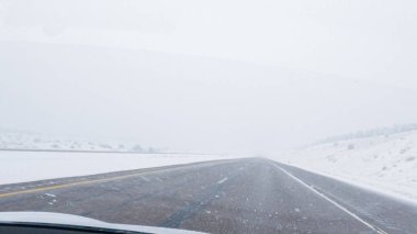 POV-Elektrikli araç Batı Colorado 'daki bir kış fırtınası sırasında I-70 otoyolunda ustaca yol alırken yakalandı..