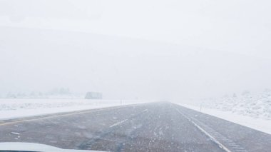 POV-Elektrikli araç Batı Colorado 'daki bir kış fırtınası sırasında I-70 otoyolunda ustaca yol alırken yakalandı..